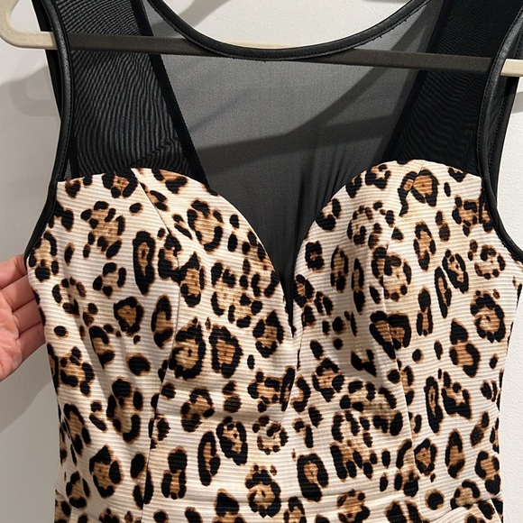 Guess Animal-print Leopard Illusion - Picture 6 of 9